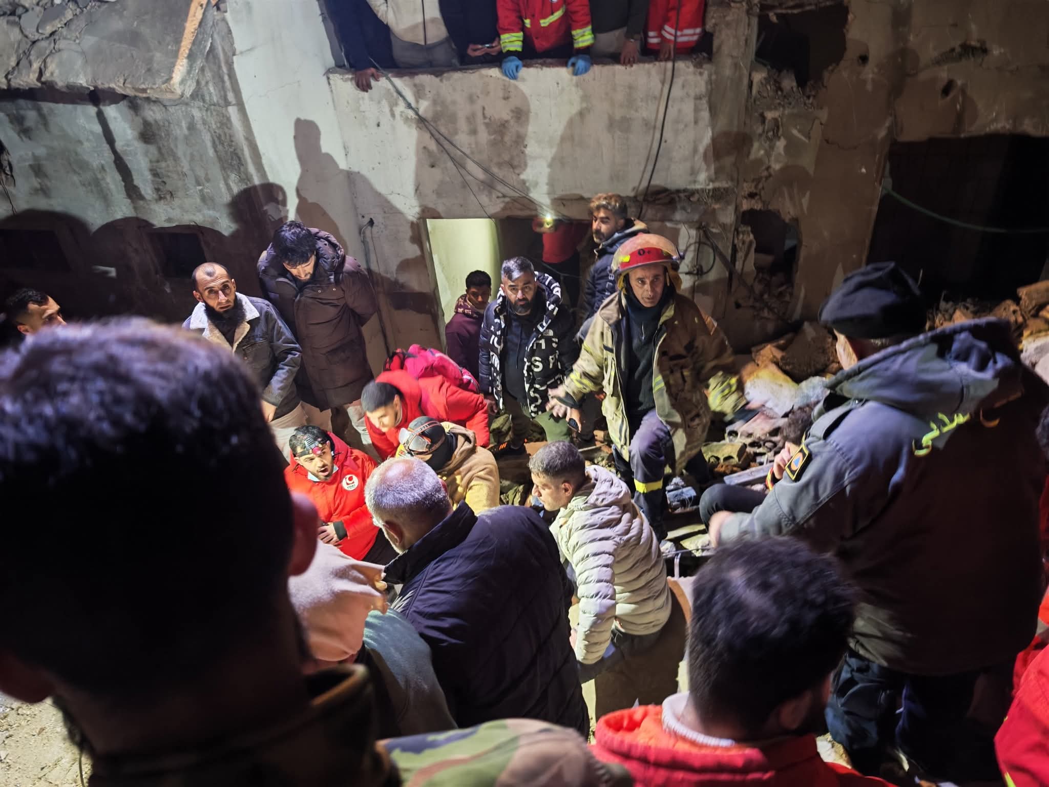 إنقاذ طفلة من تحت الأنقاض