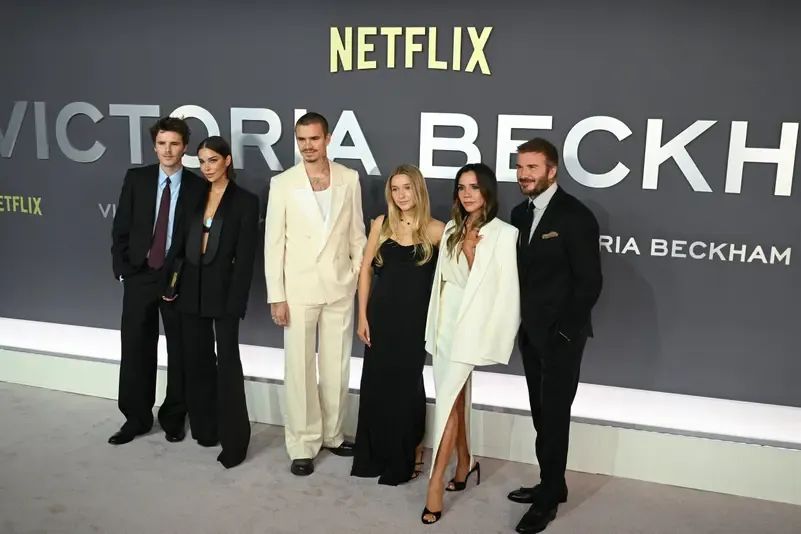 إبنة بيكهام تنتقد شقيقها بروكلين في خلافه مع والديه