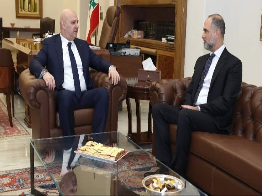 على سير العمل في المطار 