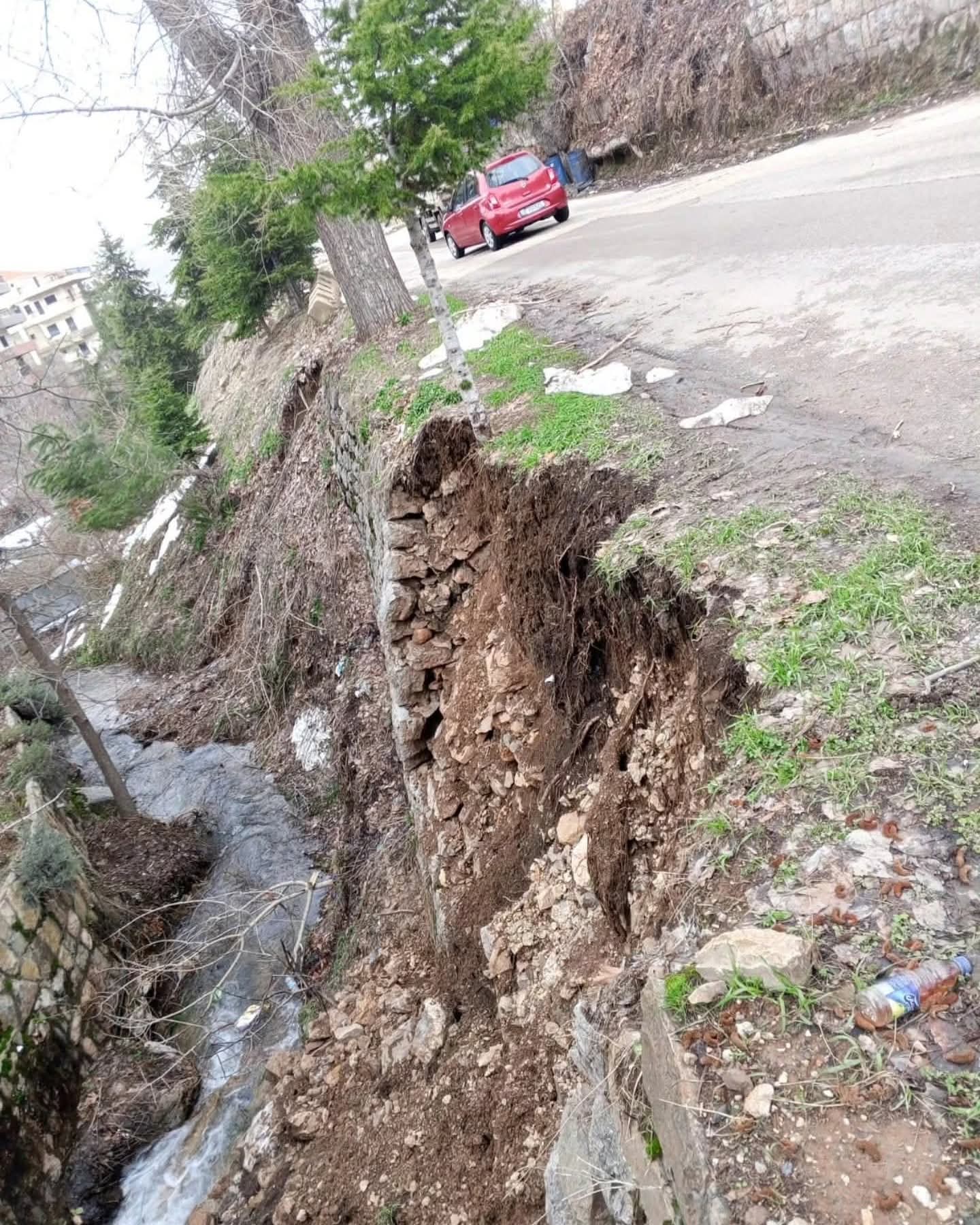 حائط آيل إلى الانهيار