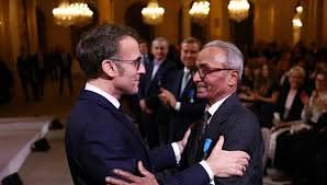 الرئيس ماكرون يكرّم بائع صحف باكستاني بوسام الاستحقاق