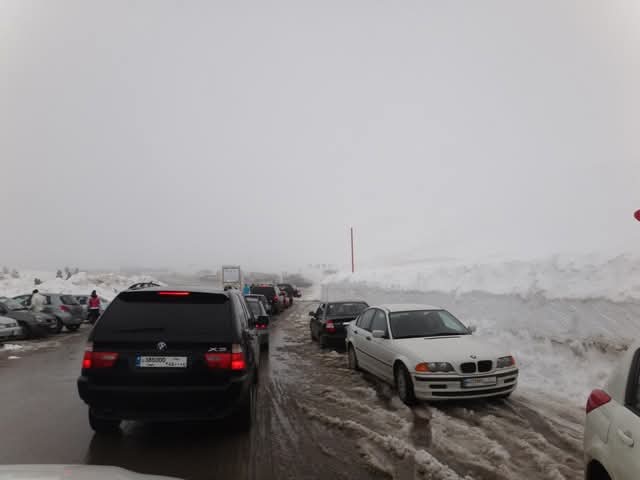 قرار مروري في فيطرون… منع الشاحنات والباصات على المستديرة خلال موسم التزلج