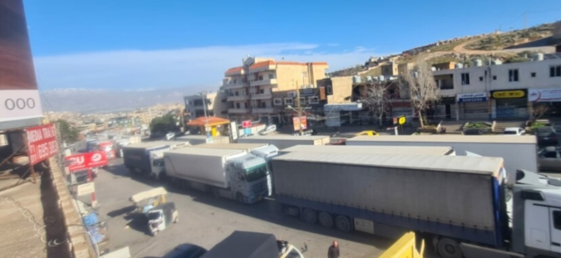 الشاحنات اللبنانية تعطّل الحركة عند نقطة المصنع