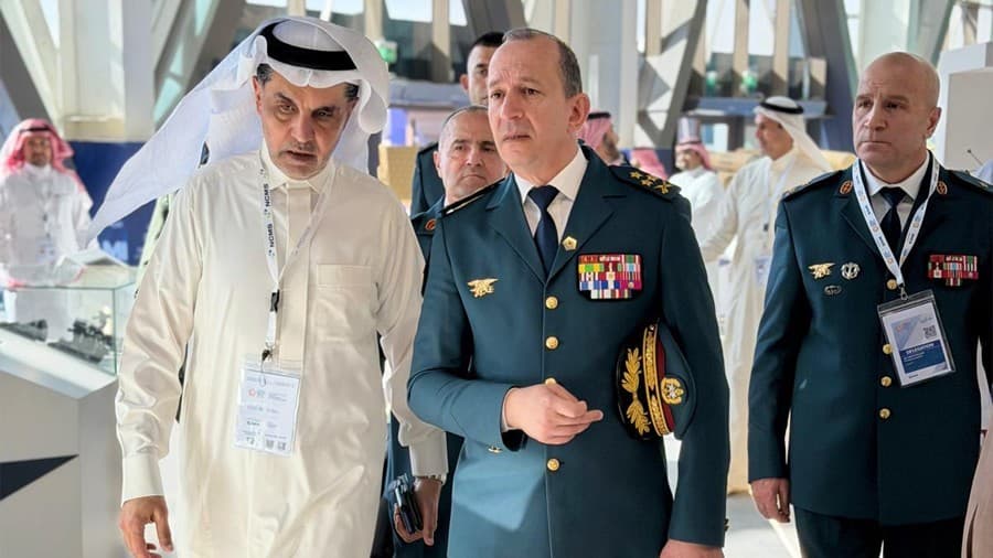 قائد الجيش زار السعودية واطلع على أحدث التقنيات في مجال صناعة الدفاع والأمن والتقى