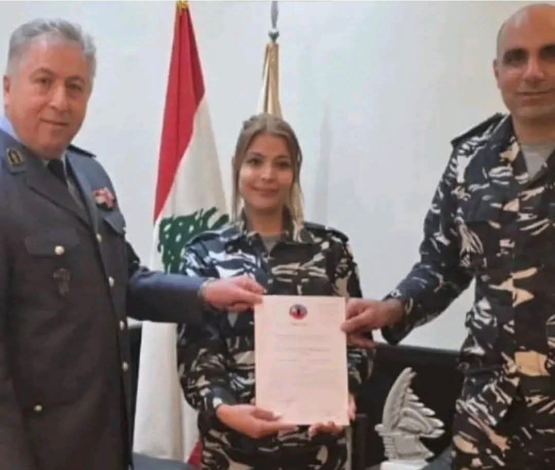 تكريم عنصر من قوى الأمن في المطار 