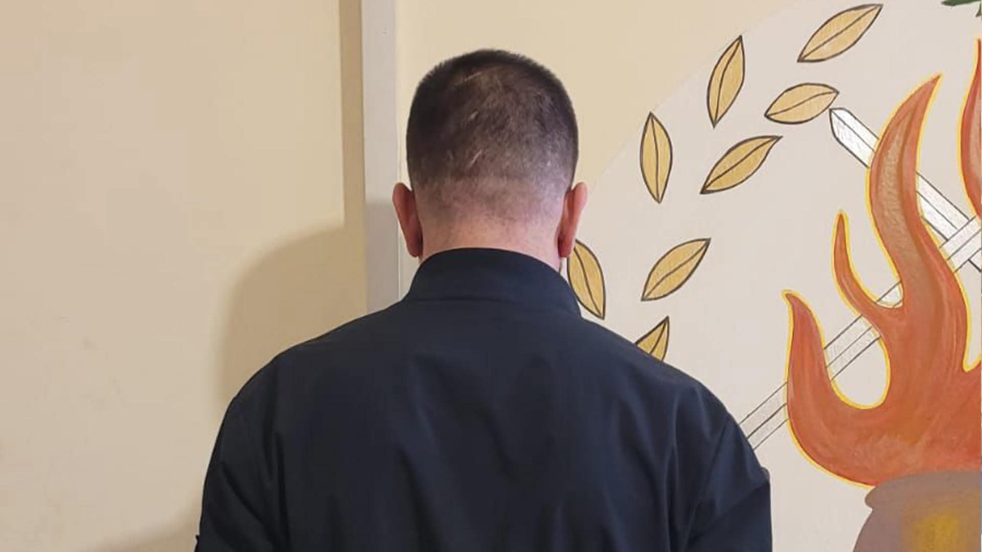 مسلّحون يحطّمون فان ويهدّدون ركّابه