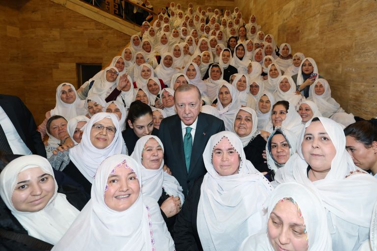 تنمر سياسي تركي من زي رئيسة بلدية يفجر غضبا رقميا وأردوغان يستقبلها