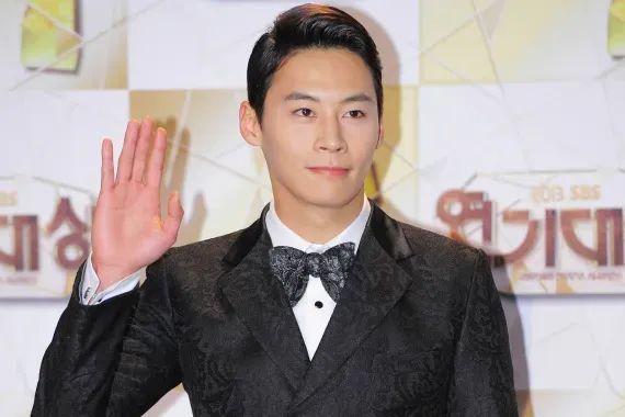 وفاة نجم شهير بعد نشره رسالة وداع مؤثرة