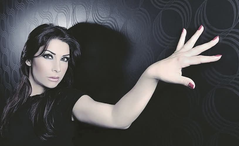 ألين خلف تعود بعد غياب طويل وتبكي على المسرح