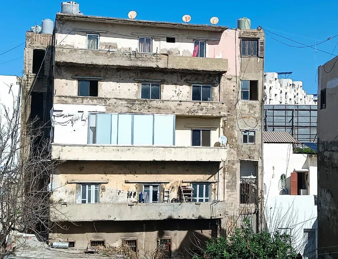 سكان أحد مباني القبة في طرابلس يهدد بحرق نفسه وانتشار للشرطة وقوى الأمن