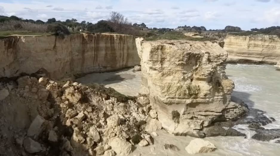 قوس العشاق" الإيطالي الشهير ينهار في عيد الحب