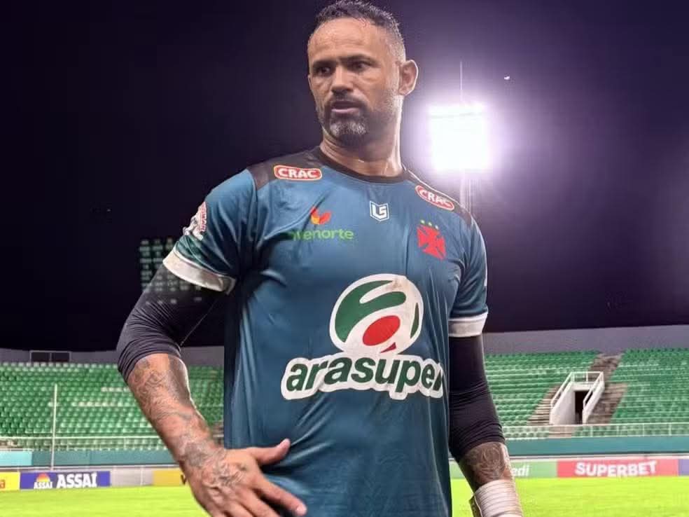 حارس برازيلي مدان بقتل زوجته يعود إلى الملاعب بعد عقوبة سجن طويلة