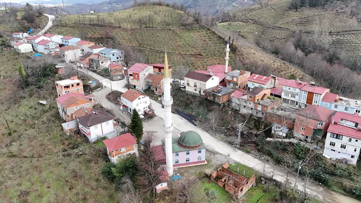 بسبب 7 أمتار.. سكان قرية تركية يفطرون في موعدين مختلفين 