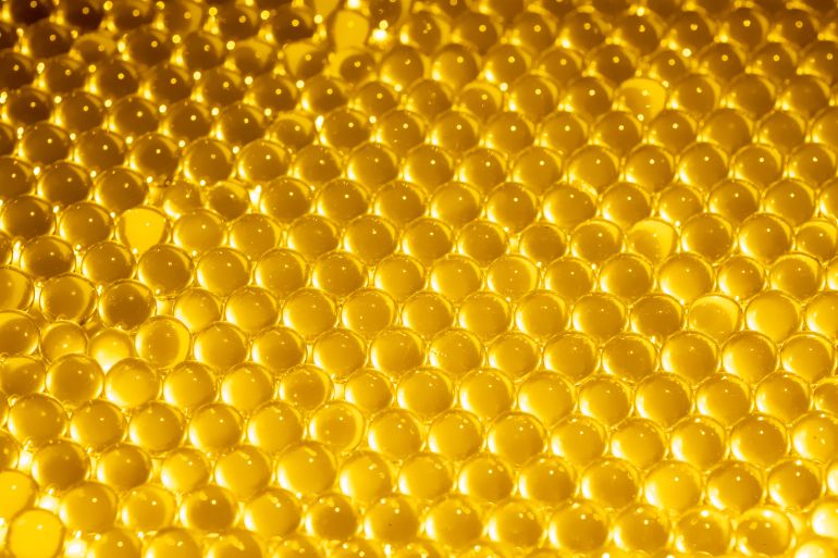 وداعا لهدر الضوء.. كرات ذهبية فائقة تحبس طاقة الشمس بكفاءة 90%