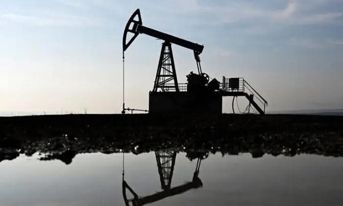 النفط يتراجع بعد إعلان ترامب رفع الرسوم الجمركية