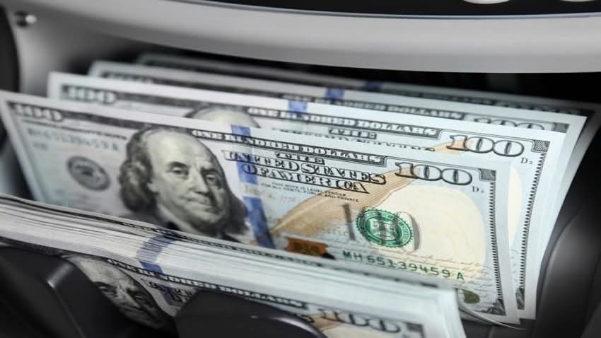 الذهب يتراجع والنفط يفقد زخمه… والدولار يستعيد قوته