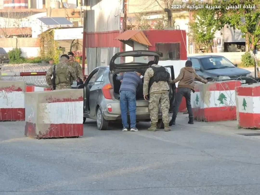 بندقية وأمشاط في سيارة عند حاجز… توقيف فوري ومصادرة السلاح