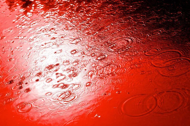 سماء دموية فوق إنجلترا.. ماذا يحدث في الأجواء