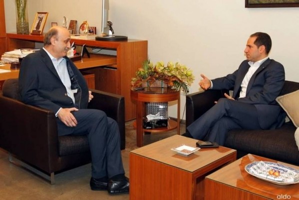 اتصال بين الجميل وجعجع لتنسيق الموقف "عقب توريط حزب الله لبنان مجدداً في دوامة العنف"