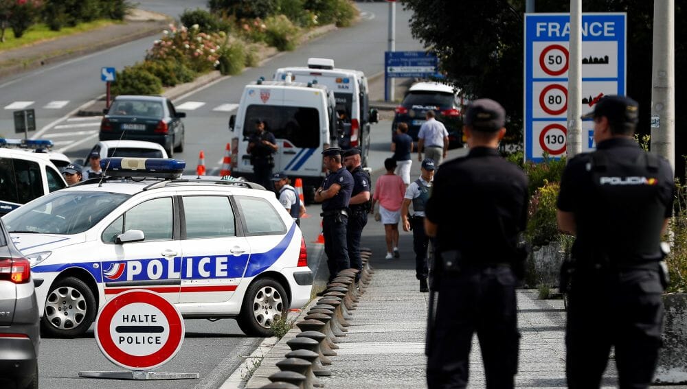 فرنسا تُشدد شروط الحصول على الجنسية: تشترط 5 سنوات من الدخل الثابت وعقد عمل مفتوح المدة لمنح جواز السفر