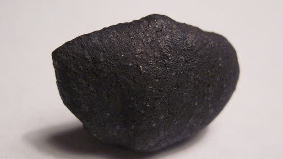 وكالة ناسا والصين تحذران من احتمال اصطدام نيزك بالقمر