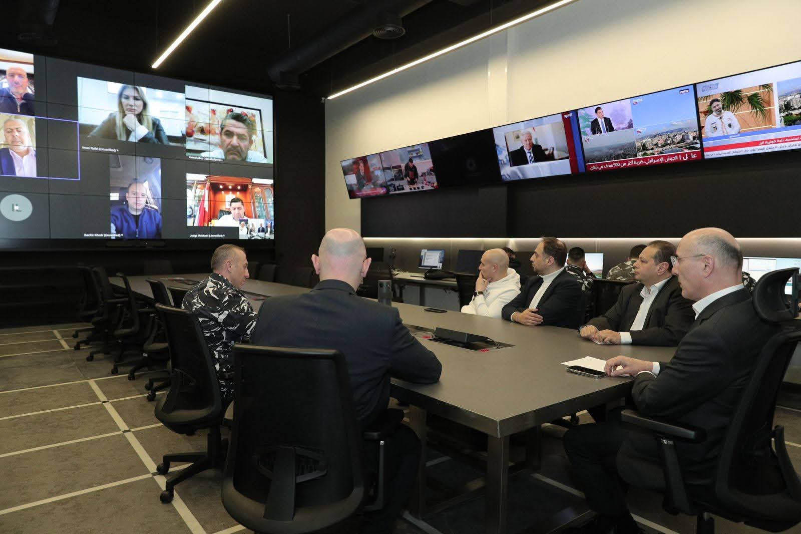 الوزير الحجار عقد اجتماعا مع المحافظين عبر تقنية الفيديو من غرفة العمليات المركزية في الوزارة، في ضوء تزايد حالات النزوح.