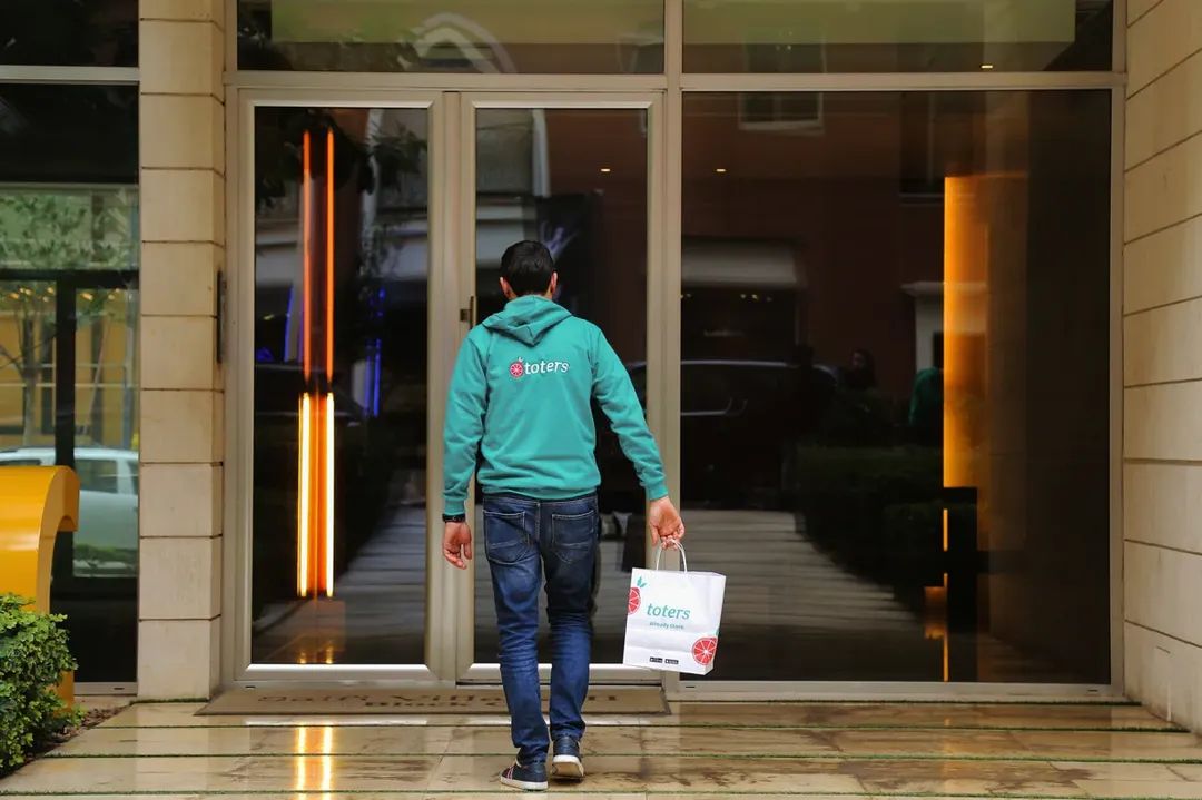 حوادث سرقة مرتبطة بعمّال توصيل وإطلاق نار… والأهالي يطالبون بتوضيح أمني