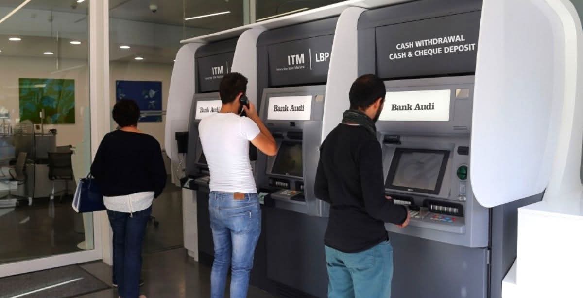 أجهزة الدولار في بنك عودة فارغة منذ أيام… 