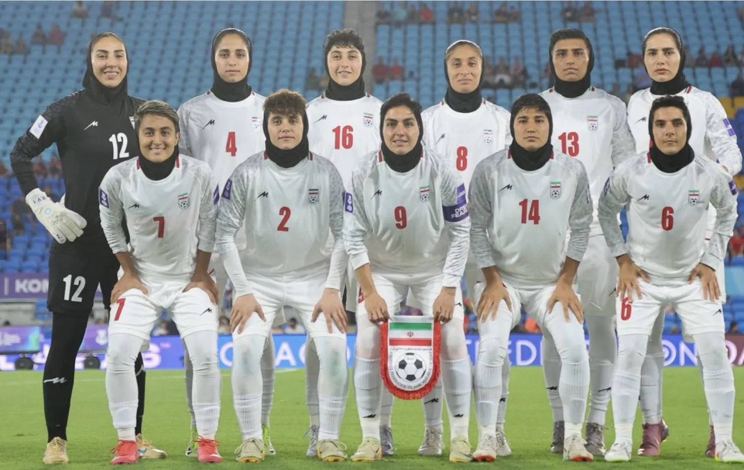 التلفزيون الإيراني يهاجم لاعبات منتخب بلاده