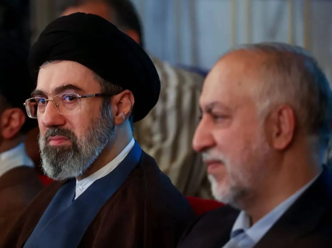 من هو مجتبى خامنئي؟ الرجل الذي اختير لقيادة إيران