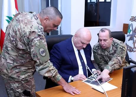 عون: ما حدا يفكر يغيّر قائد الجيش