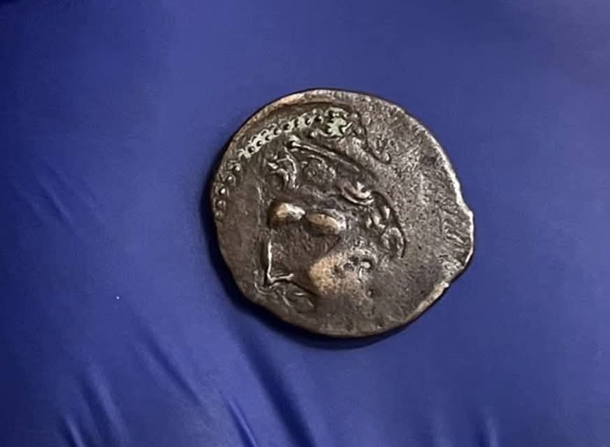 عملة دُفعت أجرةً لحافلة في بريطانيا تحمل أصلاً فينيقياً عمره 2000 عام