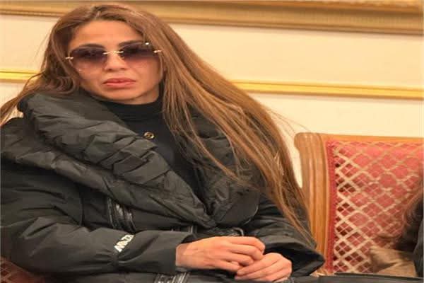 دوللي شاهين تهدي "واحشاني يامه" لروح والدتها