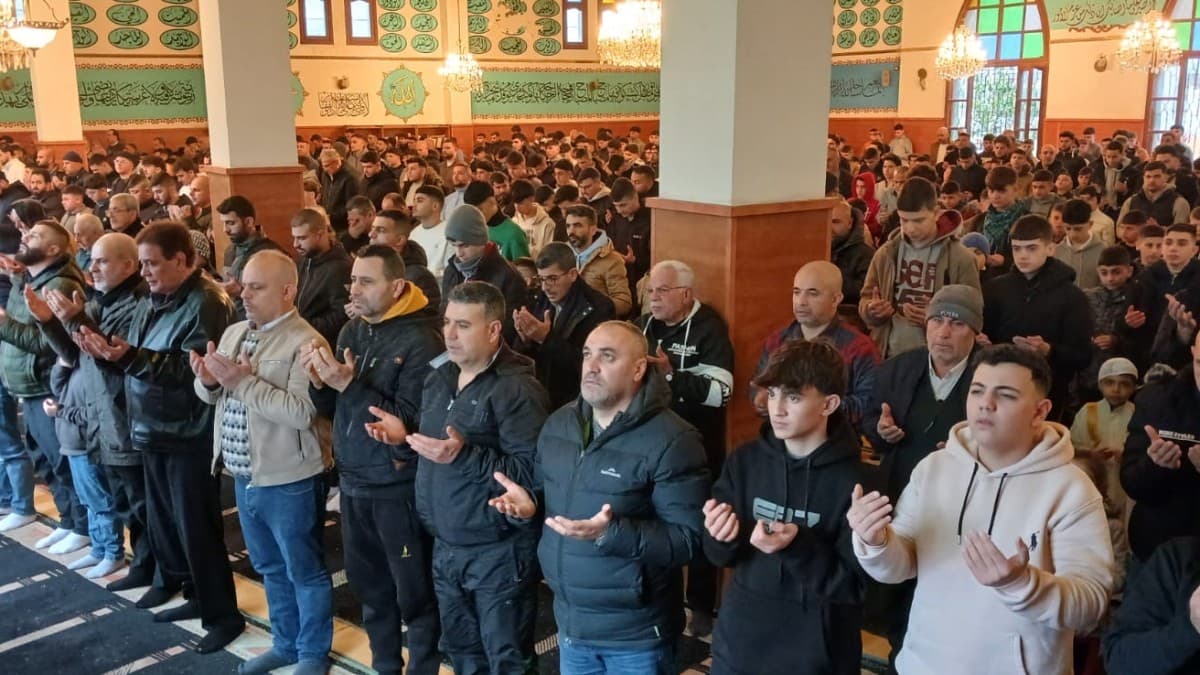 الطائفة العلوية تحيي صلاة الفطر في جبل محسن وتدعو إلى الوحدة الوطنية