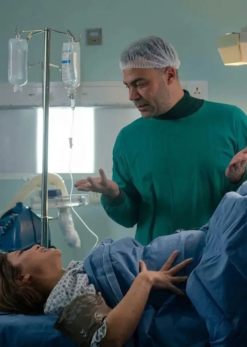 محمد امام يثير غضب أطباء التوليد بسبب مشهد "غير لائق" في مسلسل "الكينج" 