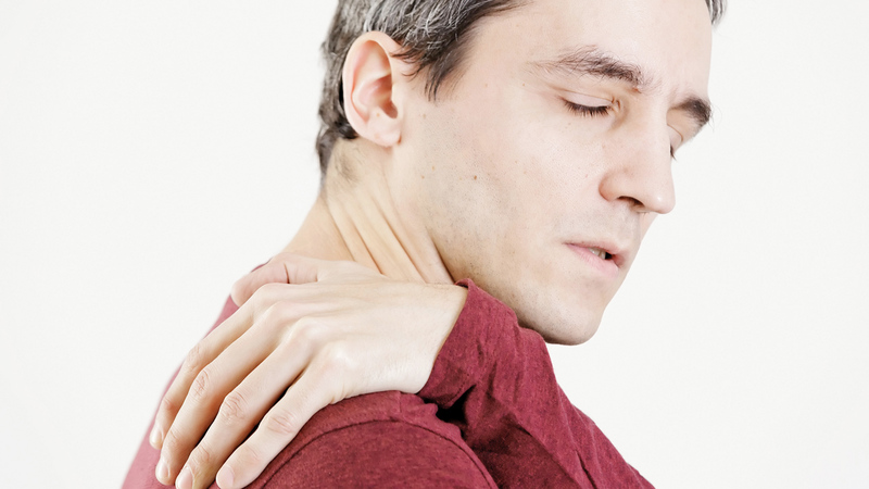 عرض بسيط لا تتجاهله.. ألم الكتف قد يكون إنذاراً لمرض خطير