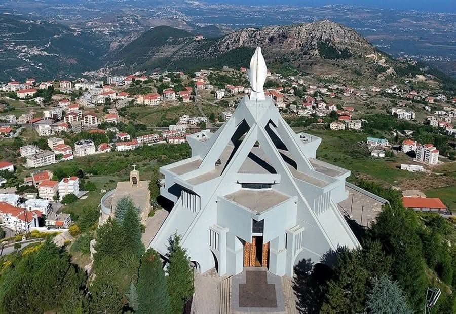 سطو فجري يهزّ زغرتا… سرقة بالدولار وتحت السلاح