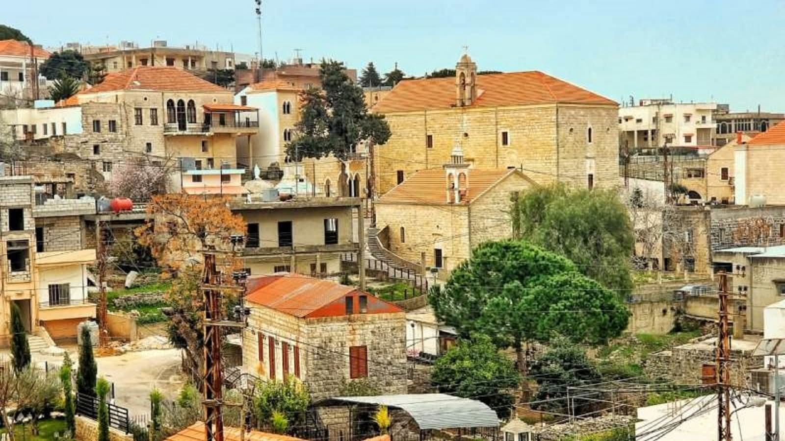 انسحاب مفاجئ… وأهالي عين إبل يردّون من الكنيسة