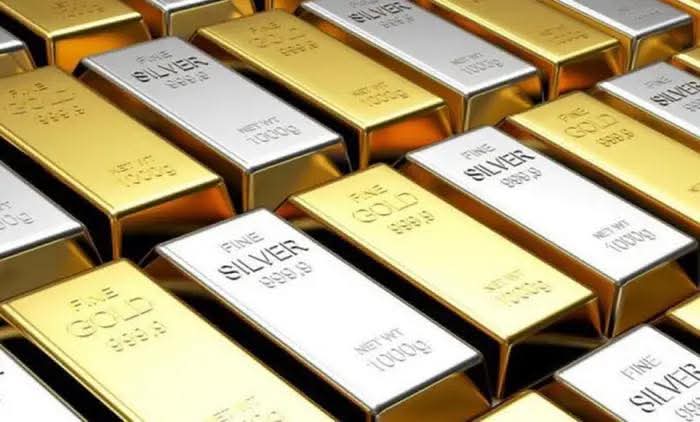 الذهب يرتفع مع تراجع الدولار وسط آمال تهدئة الأوضاع بالشرق الأوسط