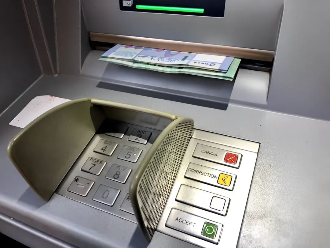 نصف راتب بدل الصرف… ماذا يحصل داخل الشركات؟