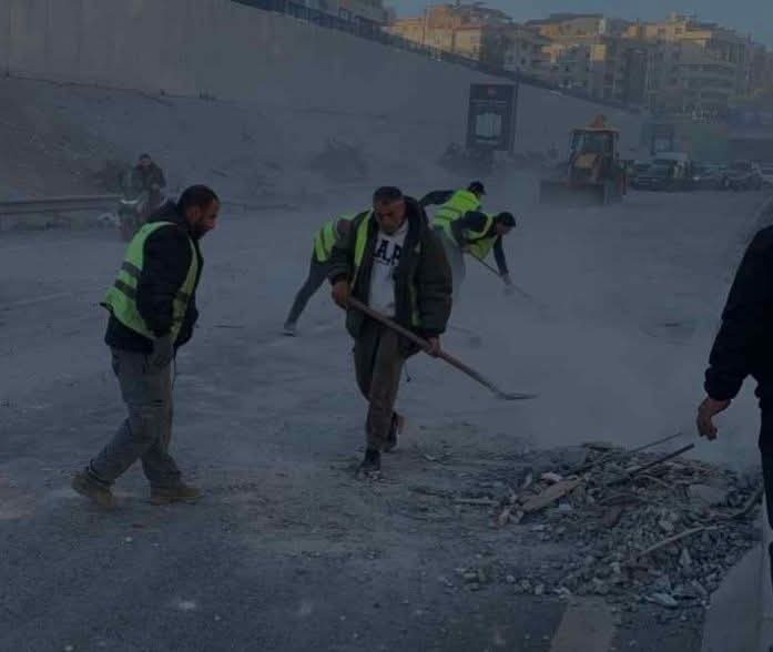 وزارة الأشغال تزيل أنقاض الغا .رة الإسرائ.يلية عن طريق المطار وتعيد فتحه أمام السير