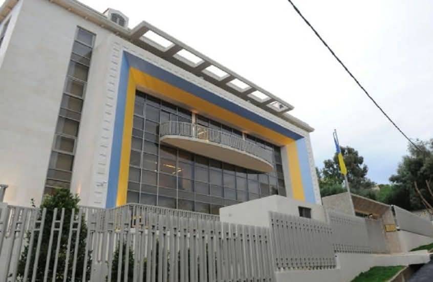 في بيروت… مطلوب يتحصّن داخل سفارة والملف ينفجر