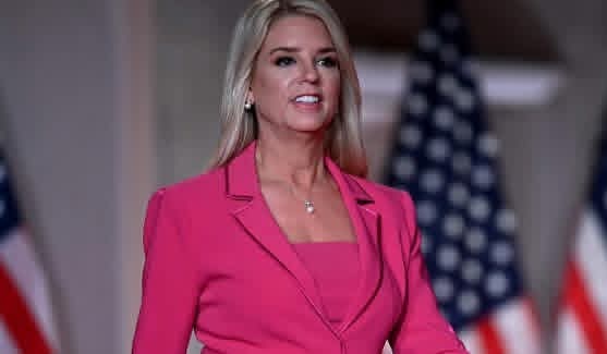 وثائق إبستين تُربك الإدارة… ترامب يراجع موقع وزيرة العدل