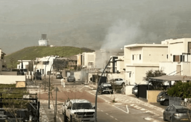 الإذاعة الإسرائيلية: إصابة مبنى في كريات شمونة بسبب صاروخ أُطلق من لبنان دون تفعيل صفارات الإنذار
