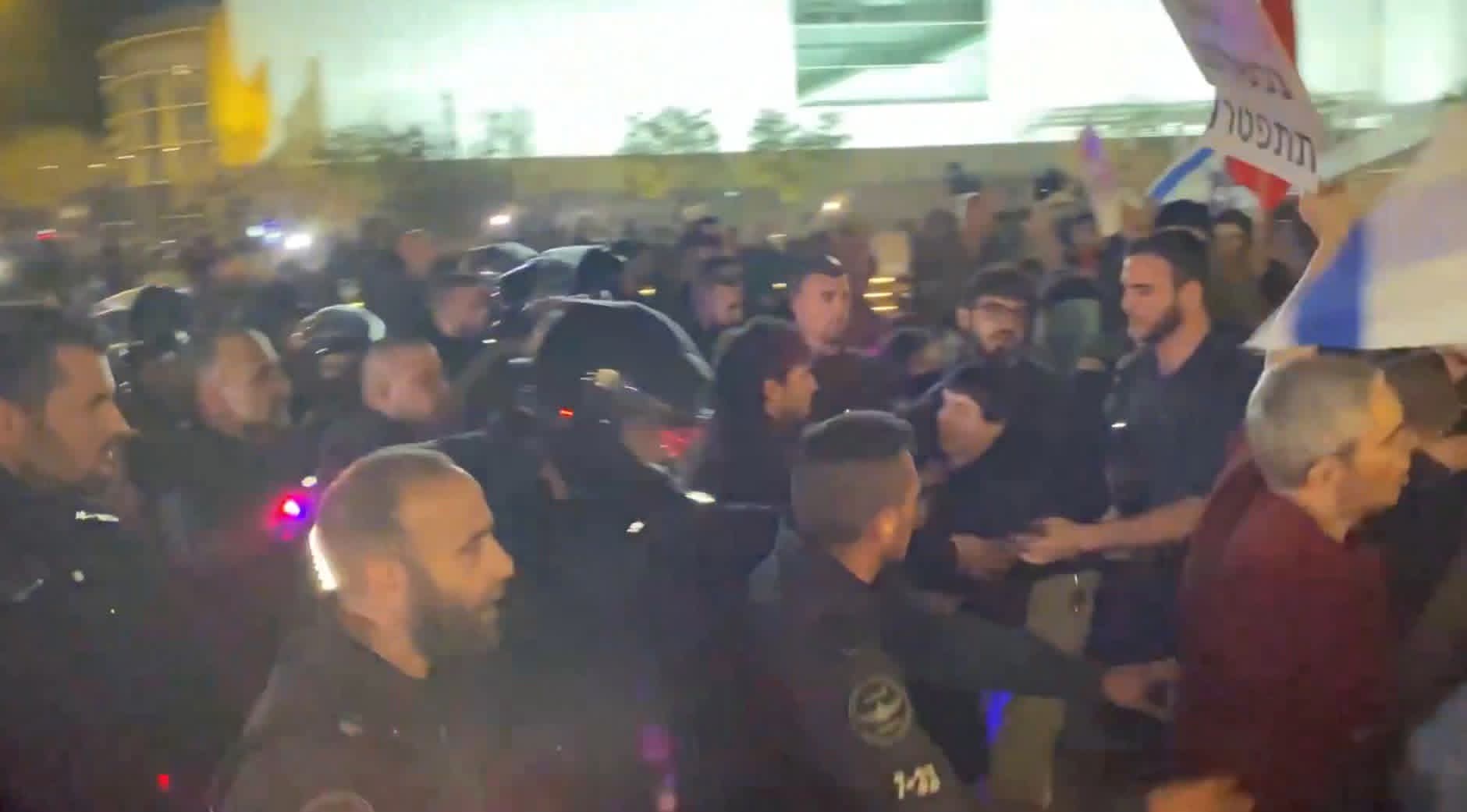  سياحة وثقافة رياضة آراء اجتماعيات متفرقات خلف الخبر متفرقات رغم قرار المحكمة… تظاهرة ضد الحرب تتحوّل إلى صدام في تل أبيب