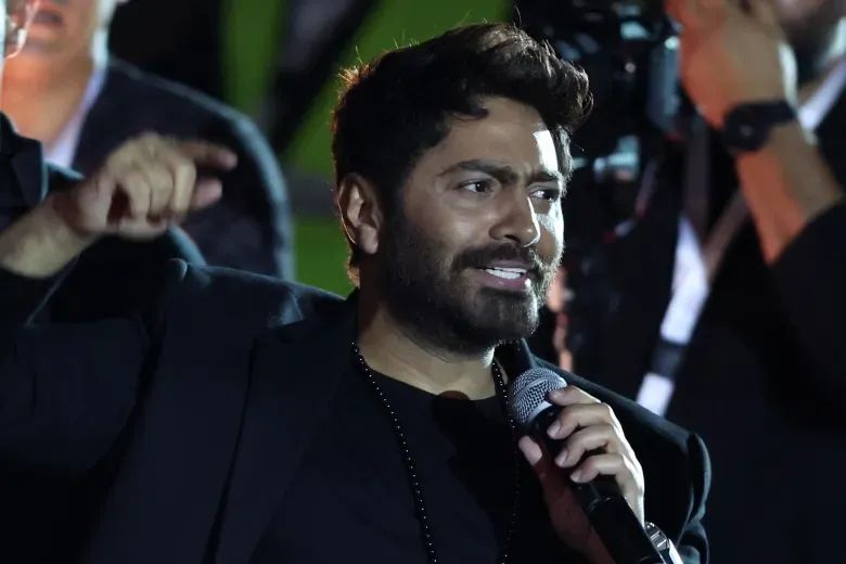 تامر حسني يعيد إصدار "يا بنت الإيه" بمشاركة صوت نسائي إفتراضي