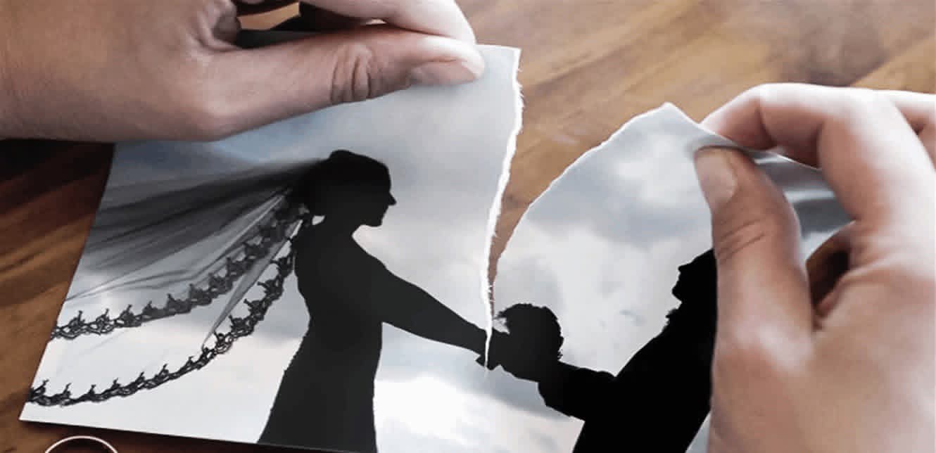 إعلامية تخرج عن صمتها.. وتعلّق على طلاقها بعد 17 عاماً