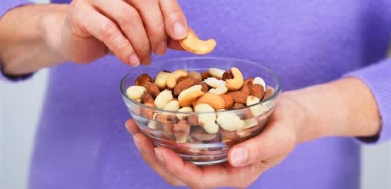 لمحبي المكسرات..