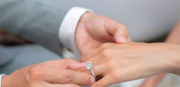 بسبب الحرب في لبنان… مُؤثّرة شهيرة تُلغي خطوبتها من حبيبها اللبنانيّ