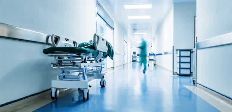 بشكل عاجل.. إدخال فنان إلى العناية المركزة وابنه يطلب من جمهوره الدعاء